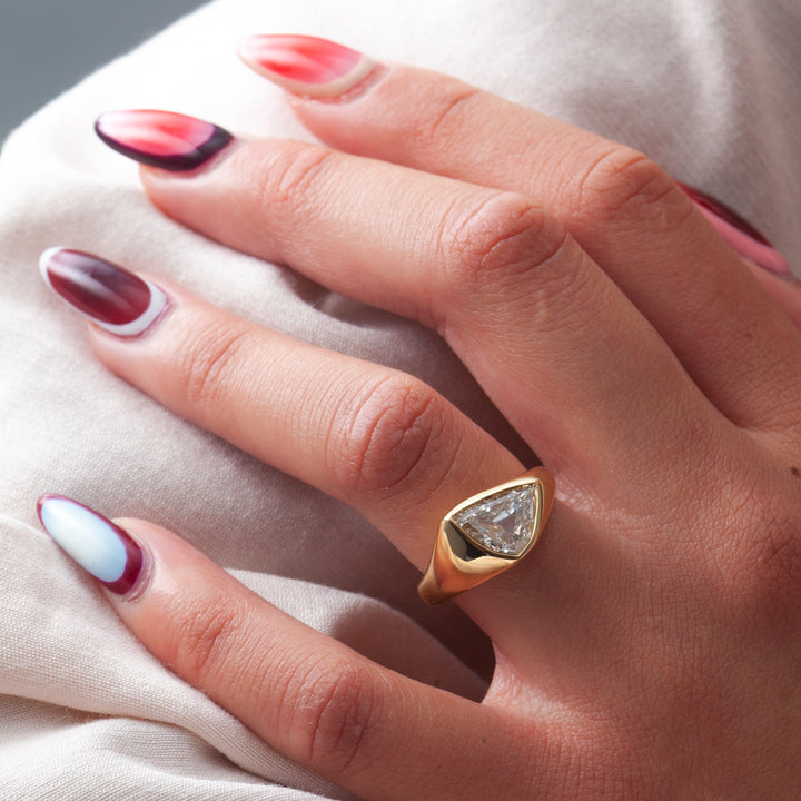 Floe-cut signet ring set with an IGI graded diamond