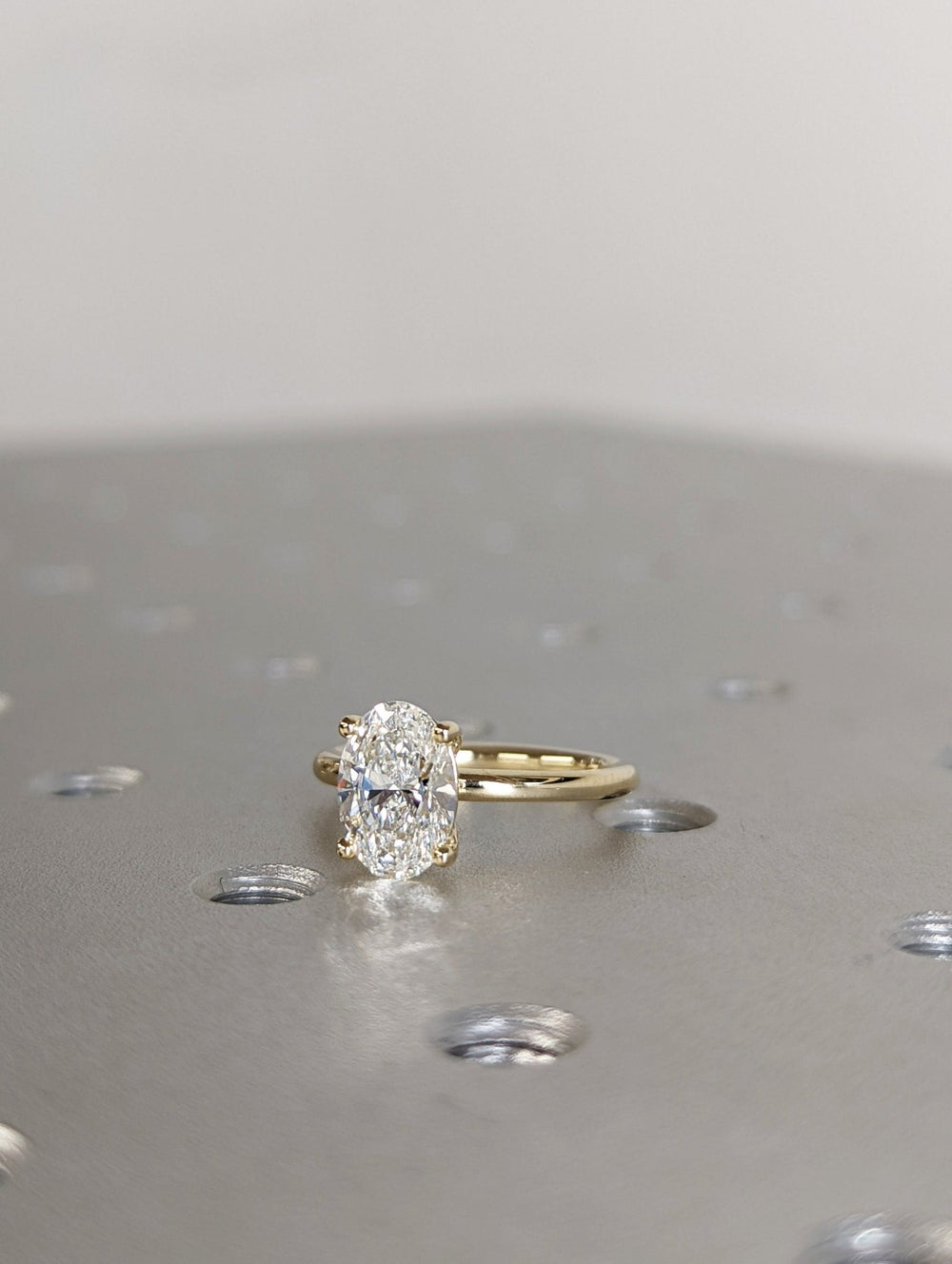 Oval cut solitaire engagement ring with IGI certified center diamond