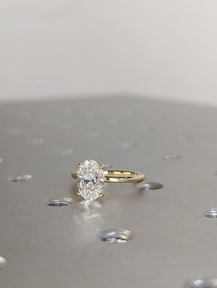 Oval cut solitaire engagement ring with IGI certified center diamond