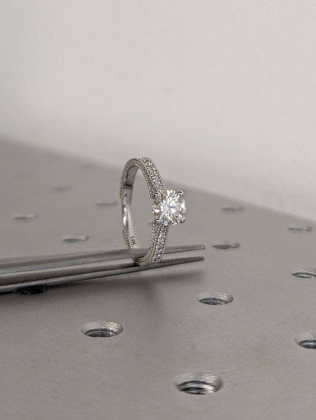Shop the round cut vintage engagement ring collection online