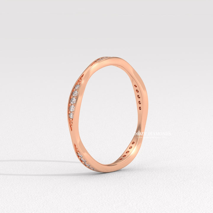 Sustainable round diamond wedding ring
