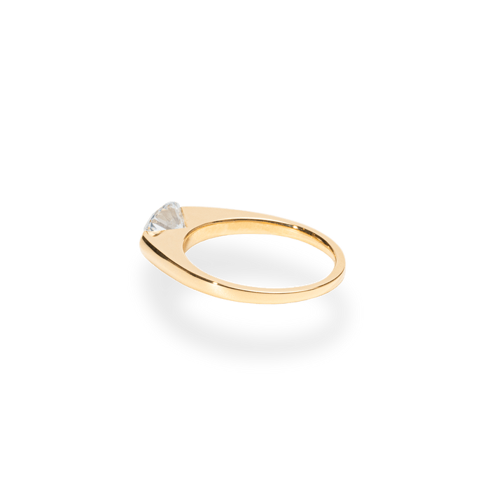 Oval east west engagement ring close-up showing high clarity diamond clarity