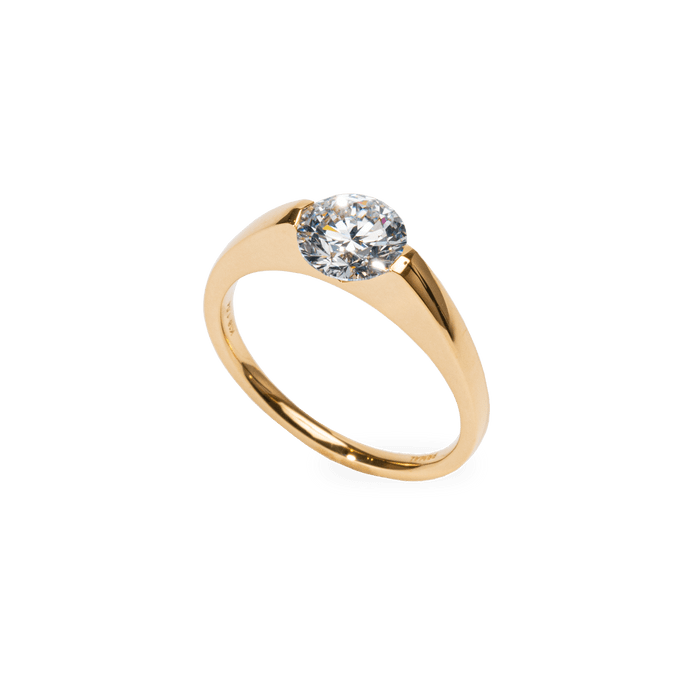 Round cut solitaire engagement ring with IGI certified center diamond