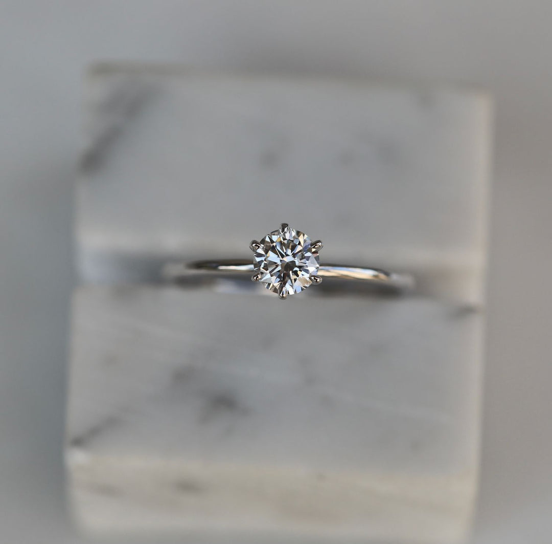 Round solitaire ring set with an IGI graded diamond