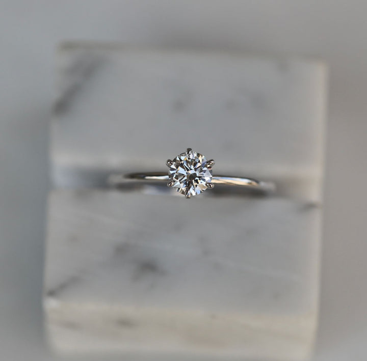 Round solitaire ring set with an IGI graded diamond