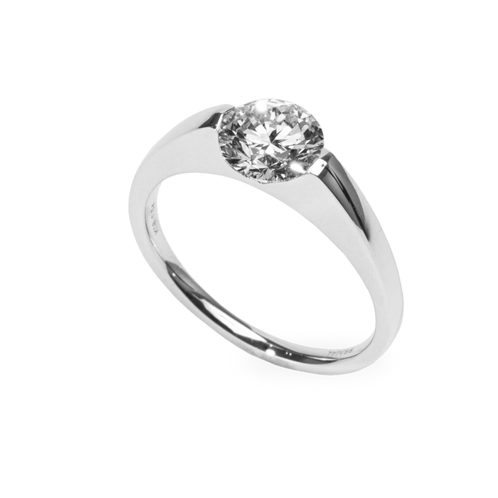 Round solitaire ring set with an IGI graded diamond