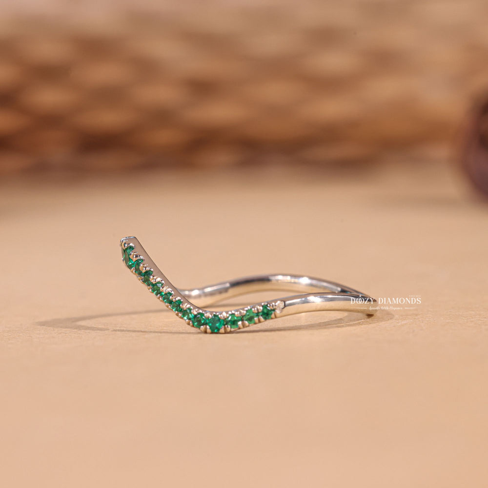 Close-up of 0.20CT green round lab grown diamonds