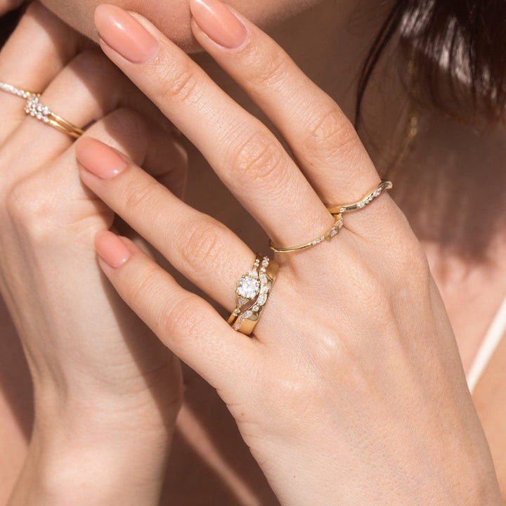 Round diamond wedding band in yellow gold