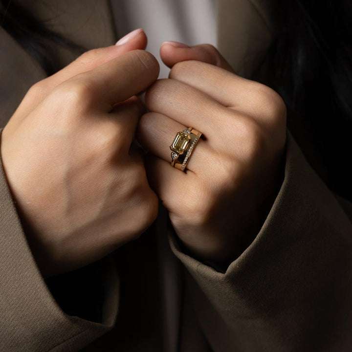 Round diamond wedding band in yellow gold
