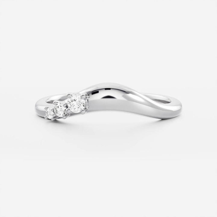 Round diamond wedding band in yellow gold