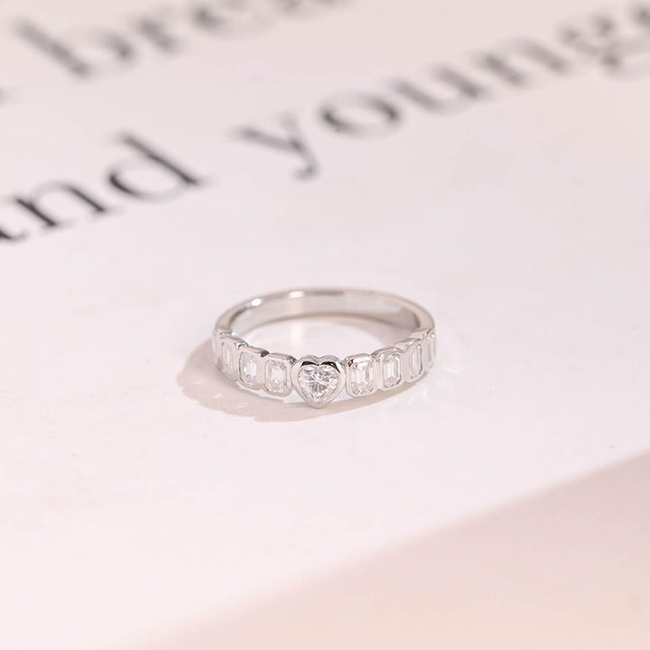 Close-up of 1.5CT round & princess band width: 2.4mm lab grown diamonds