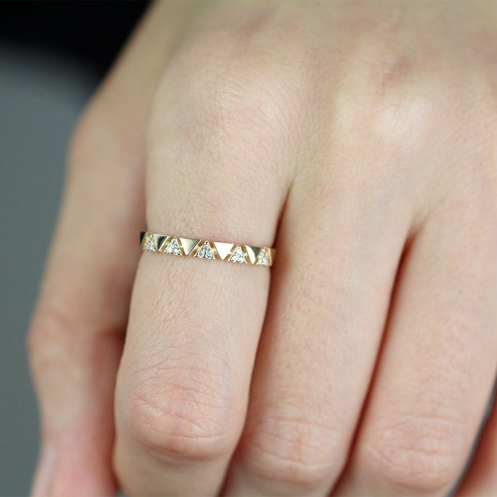 0.18CT Round Alternating Triangle lab grown diamonds Wedding Band In Solid Gold - Doozy Diamonds