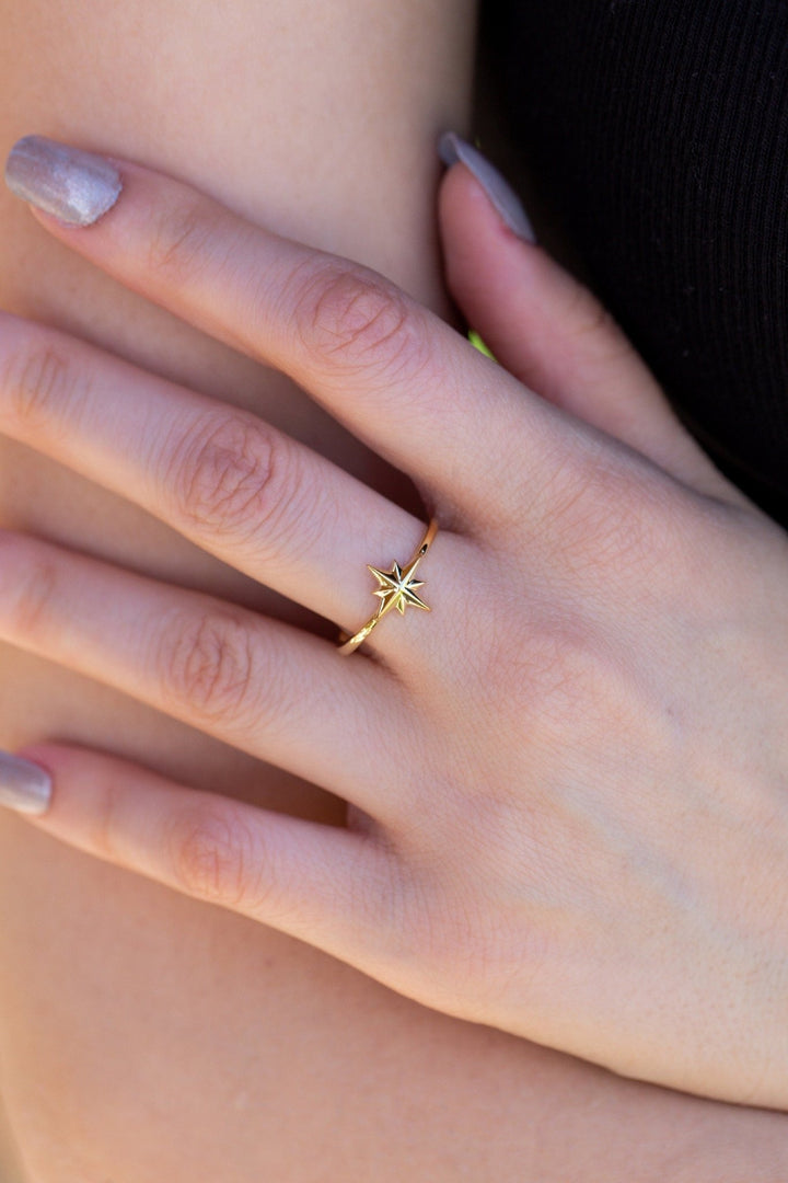 18K Yellow Gold Starburst Wedding Ring Gift for Women - Doozy Diamonds