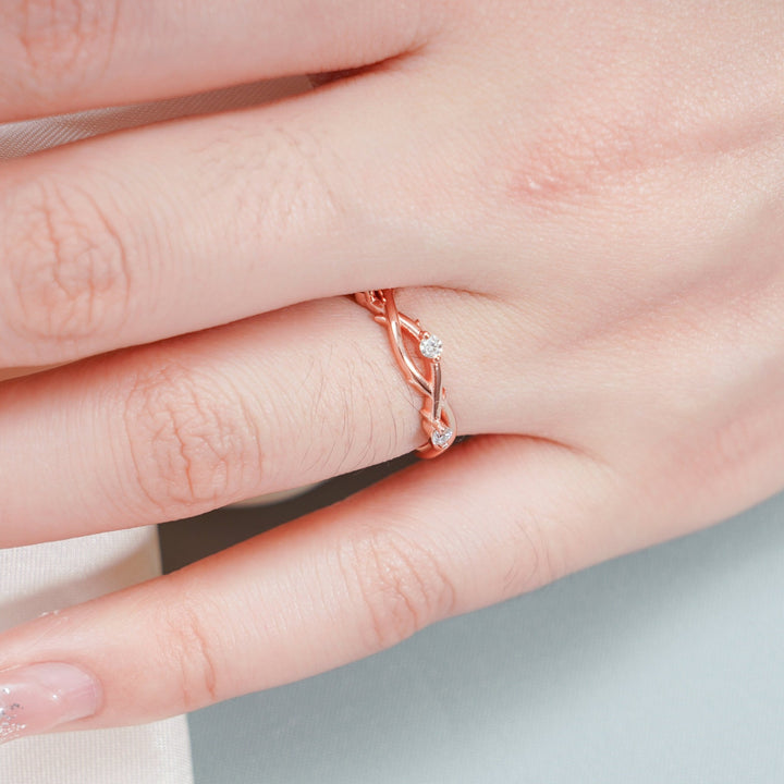 Round diamond wedding band in yellow gold