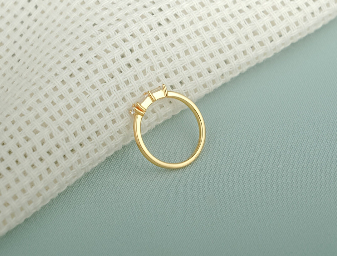 Baguette & Round diamond wedding band in yellow gold