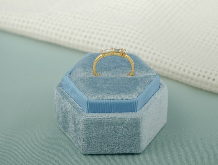 Baguette & Round diamond wedding band in white gold