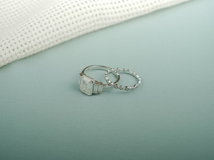 Round diamond wedding band in yellow gold