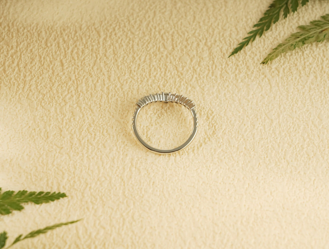 Round diamond wedding band in yellow gold