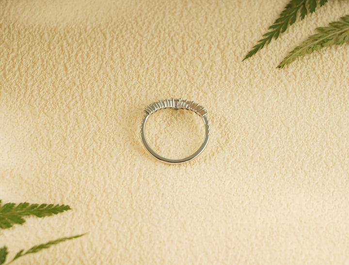 Round diamond wedding band in yellow gold