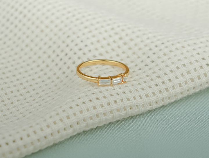Baguette & Round baguette & round diamond wedding band front view