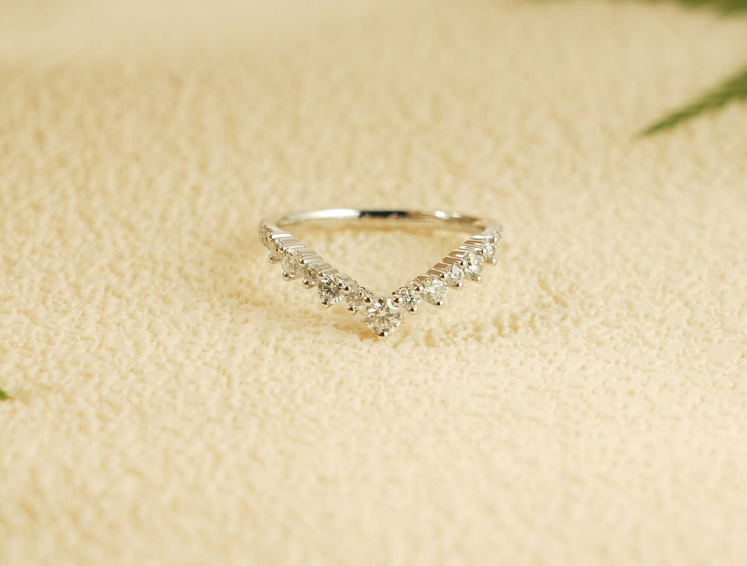 Round diamond wedding band in white gold