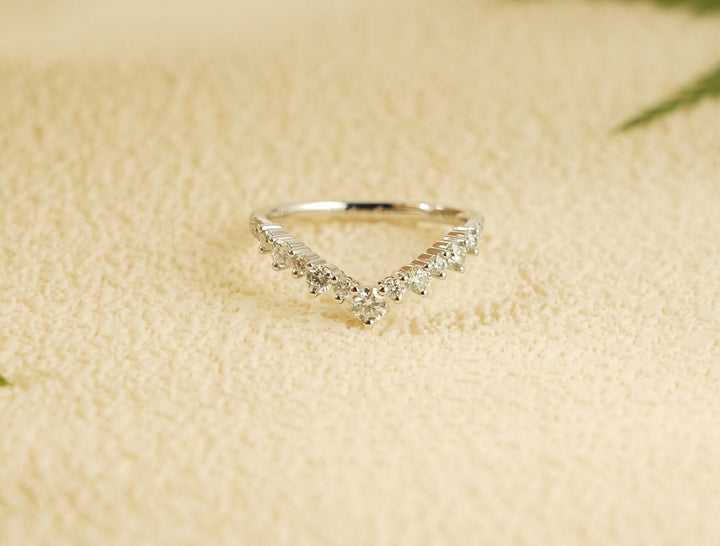 Round diamond wedding band in white gold