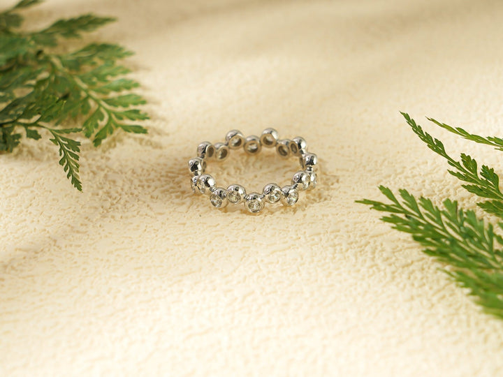 Round diamond wedding band in yellow gold