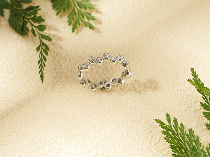 Round diamond wedding band in white gold