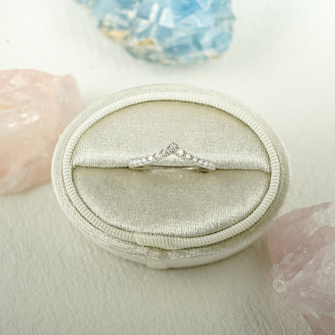 Round diamond wedding band in white gold