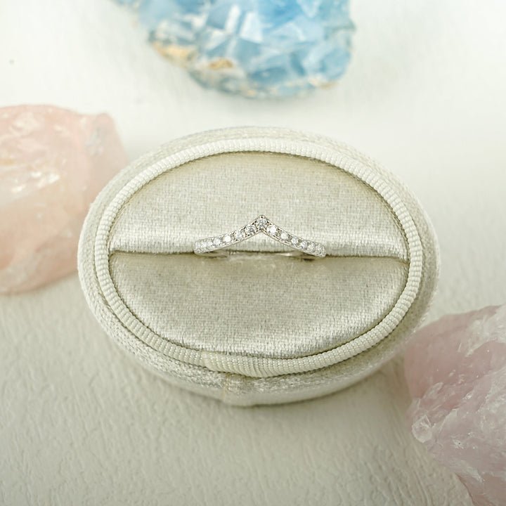 Round diamond wedding band in white gold