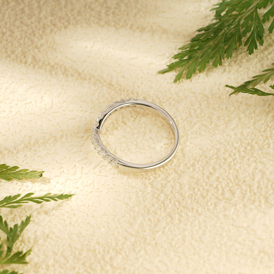 Round diamond wedding band in yellow gold