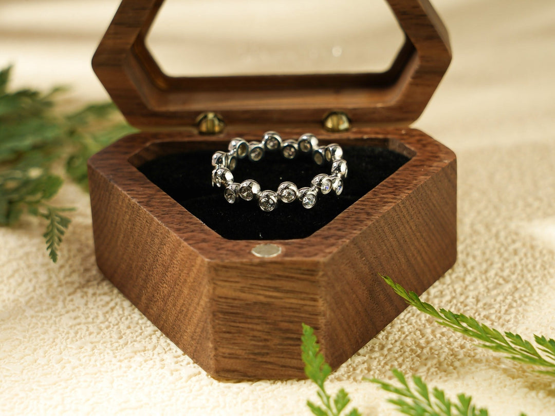 Sustainable round diamond wedding ring