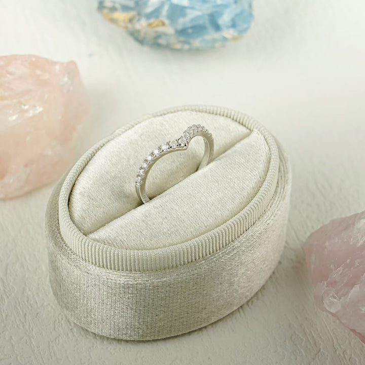 Round diamond wedding band in yellow gold