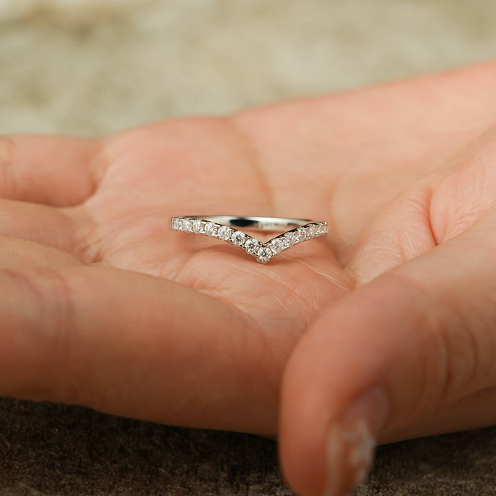 Sustainable round diamond wedding ring