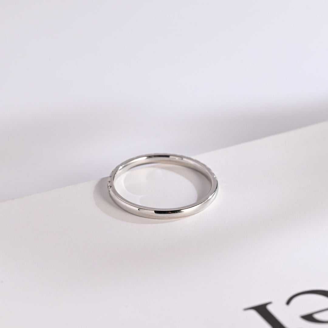 Round diamond wedding band in yellow gold