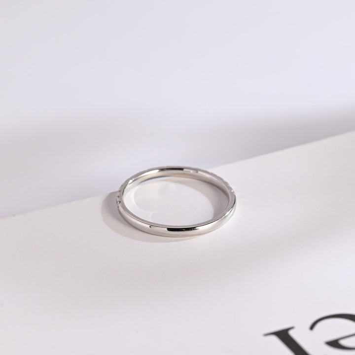 Round diamond wedding band in yellow gold
