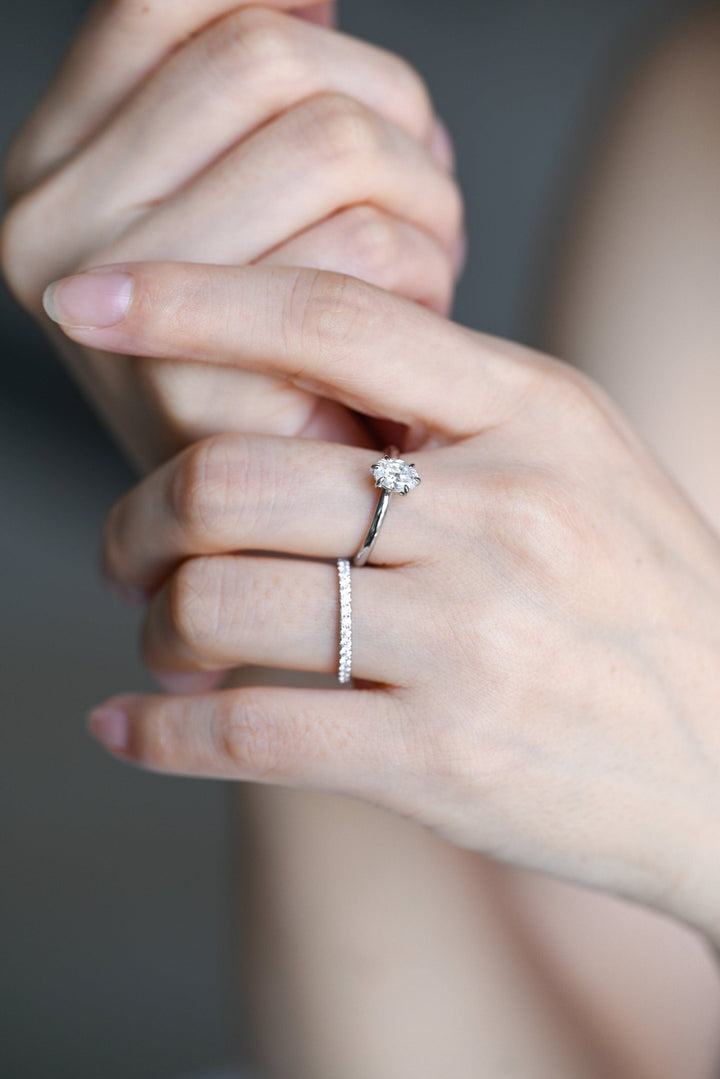Round diamond wedding band in white gold