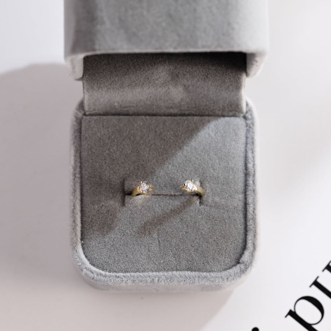 Round diamond wedding band in yellow gold