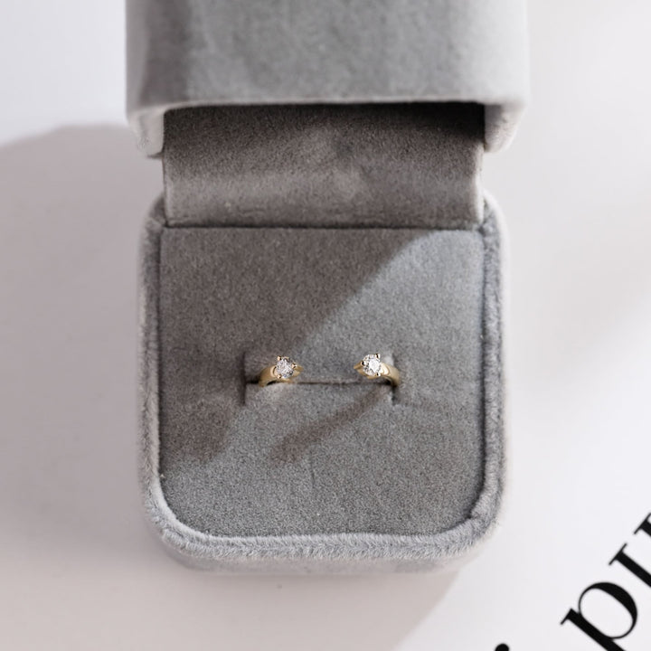Round diamond wedding band in yellow gold