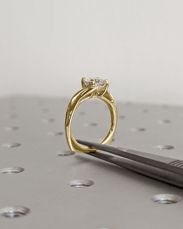Round art deco engagement ring with brilliant diamond sparkle