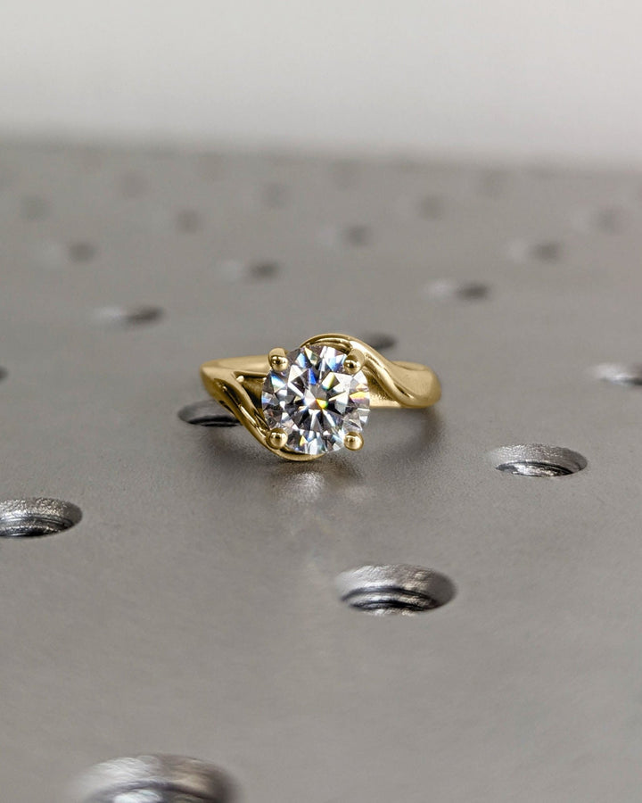 Round art deco engagement ring close-up showing high clarity diamond clarity