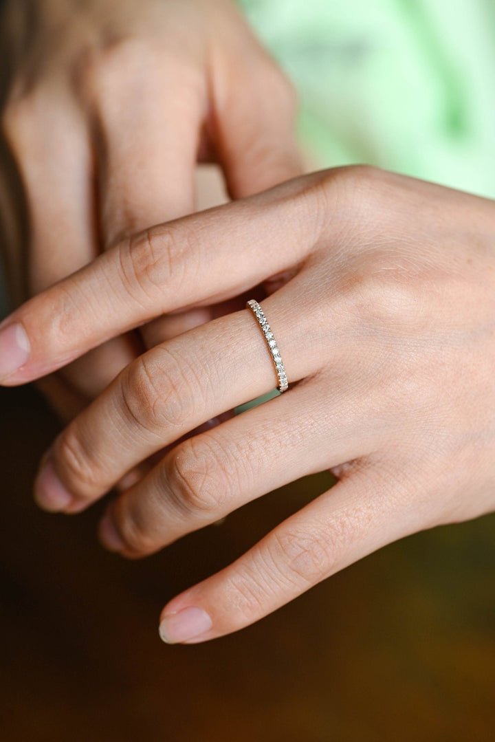 Sustainable round diamond wedding ring