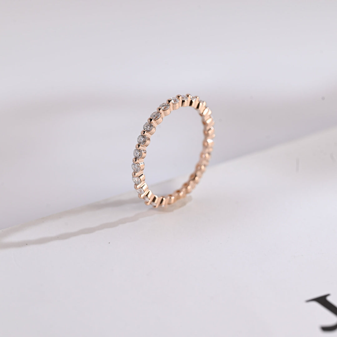 Round diamond wedding band in yellow gold