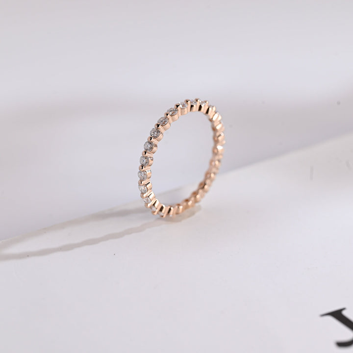 Round diamond wedding band in yellow gold