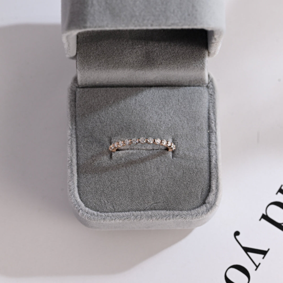 Round diamond wedding band in white gold