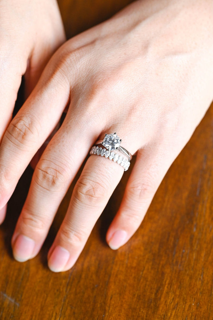 Oval diamond wedding band in yellow gold