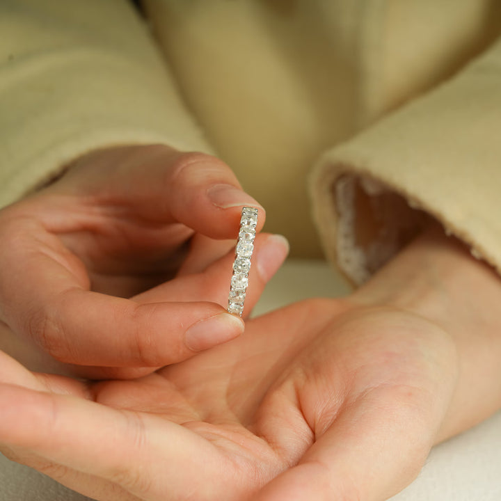 Close-up of 2.0CT cushion lab grown diamonds