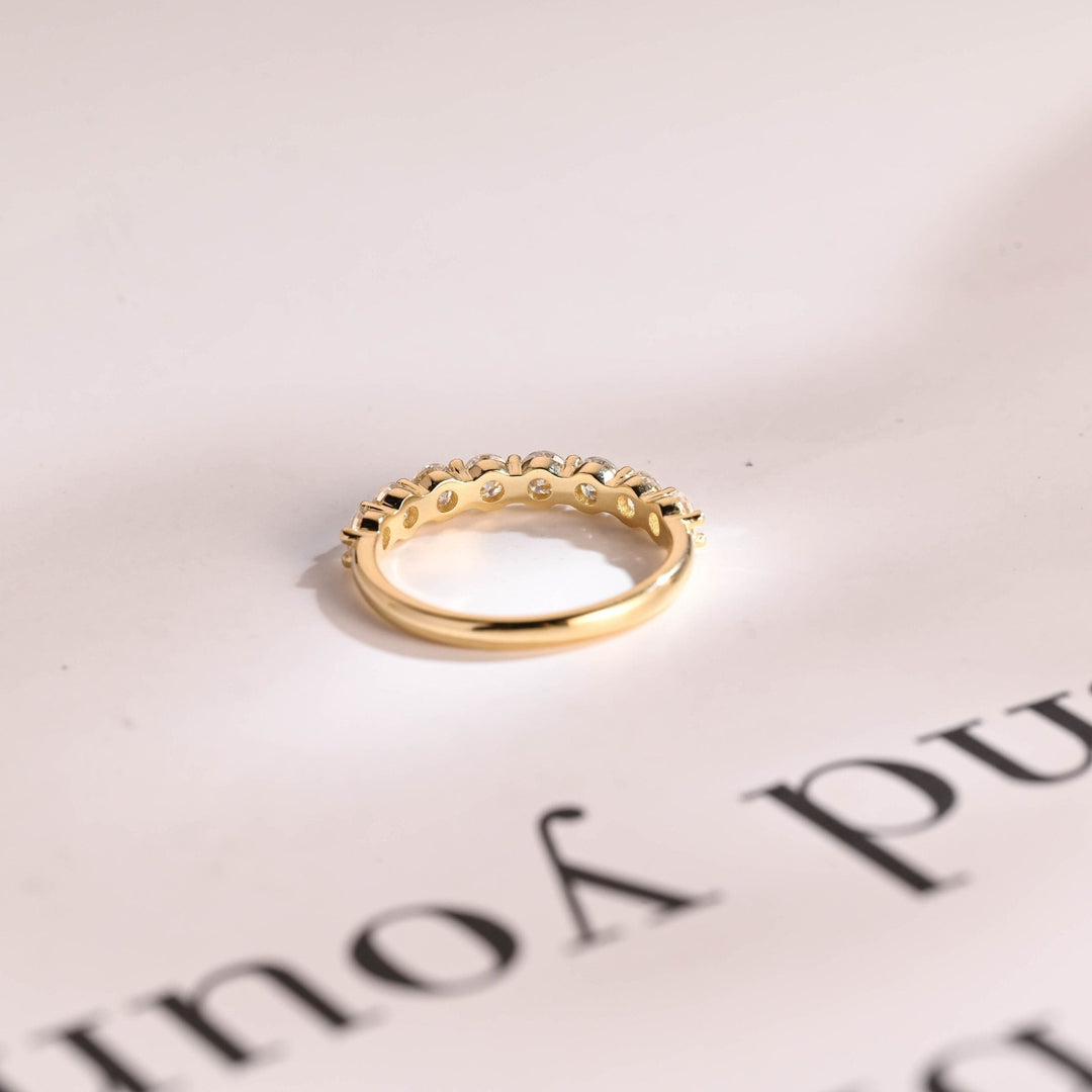 Round diamond wedding band in yellow gold
