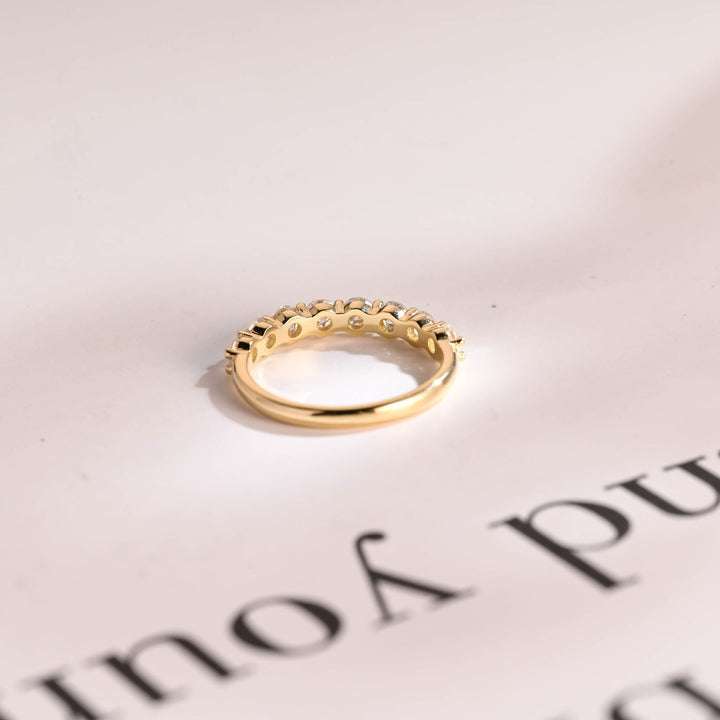 Round diamond wedding band in yellow gold