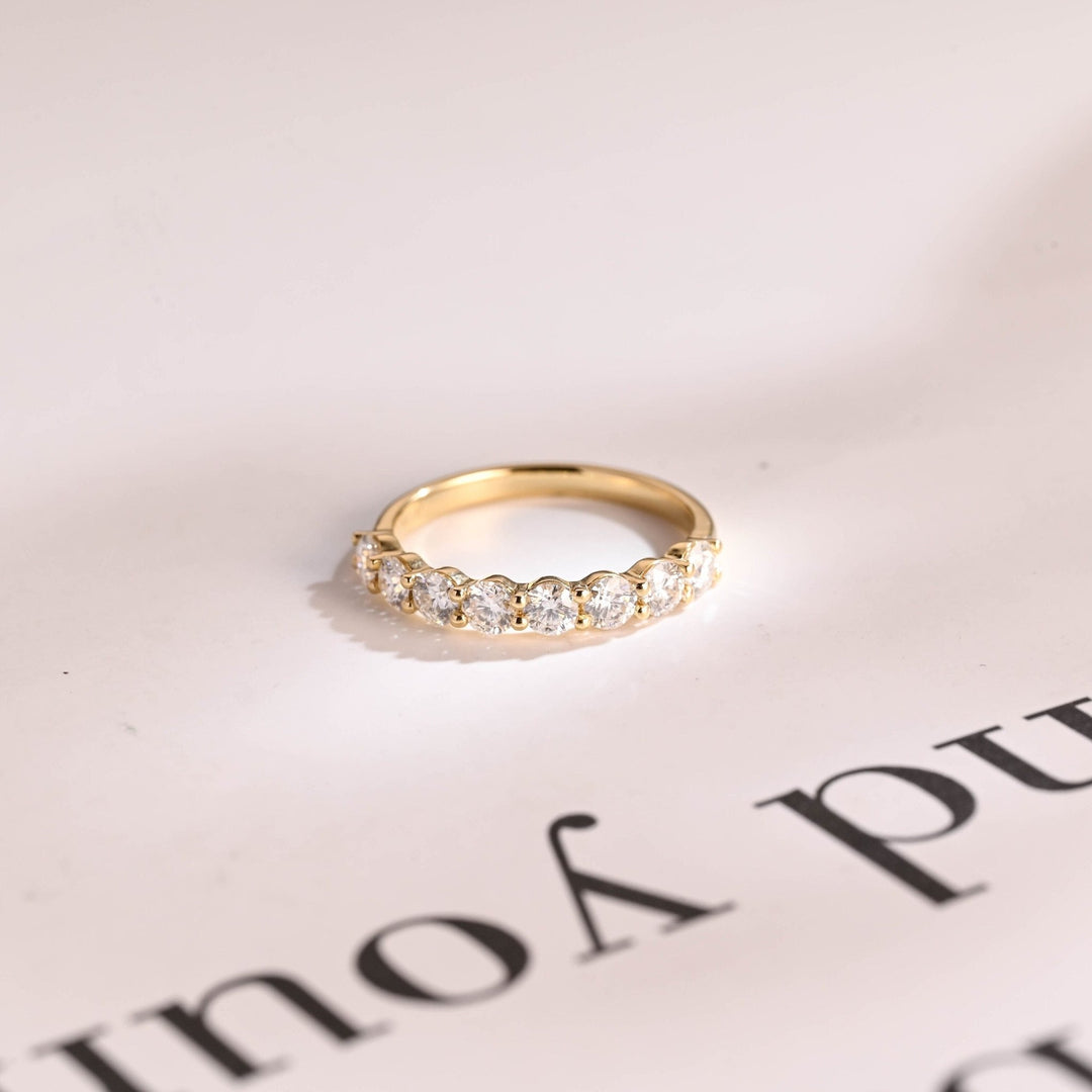 Round diamond wedding band in white gold